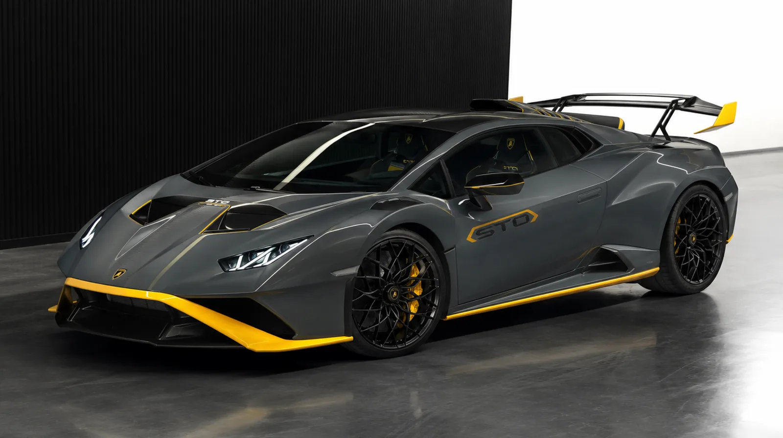 Lamborghini Huracán STO im Studio — auf der Flanke eines Supersportwagens fällt jede unsaubere Reparaturspur im Streiflicht auf