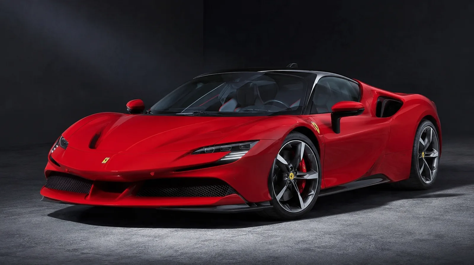 Roter Ferrari SF90 im Studio — bei Sammlerfahrzeugen ist der Originallack die härtere Währung als Makellosigkeit