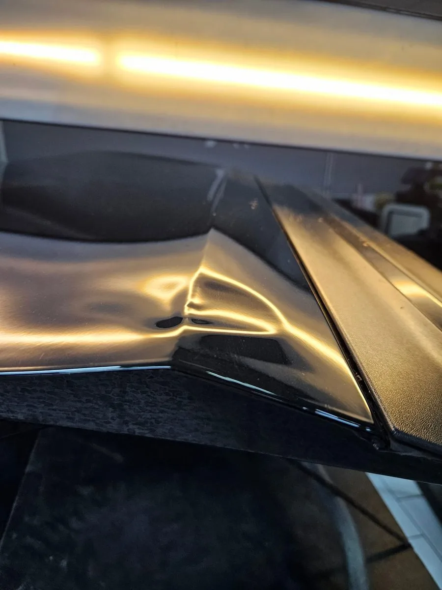 Starke Delle an der Tür — PDR-Reparatur — Vorher